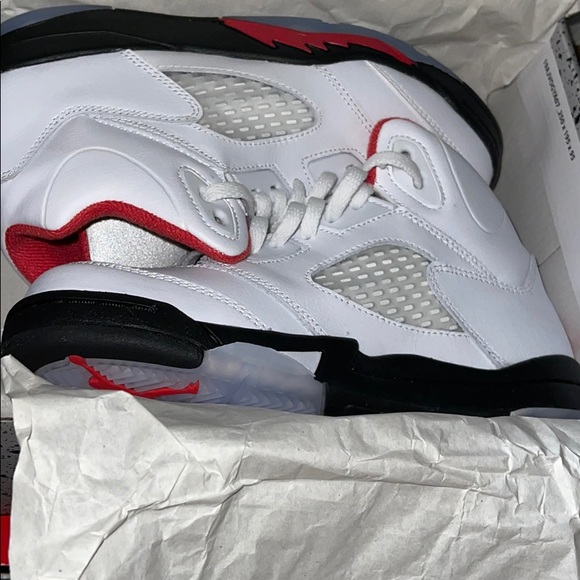 Boys Jordan’s size 2 in a half brand new - Picture 1 of 4